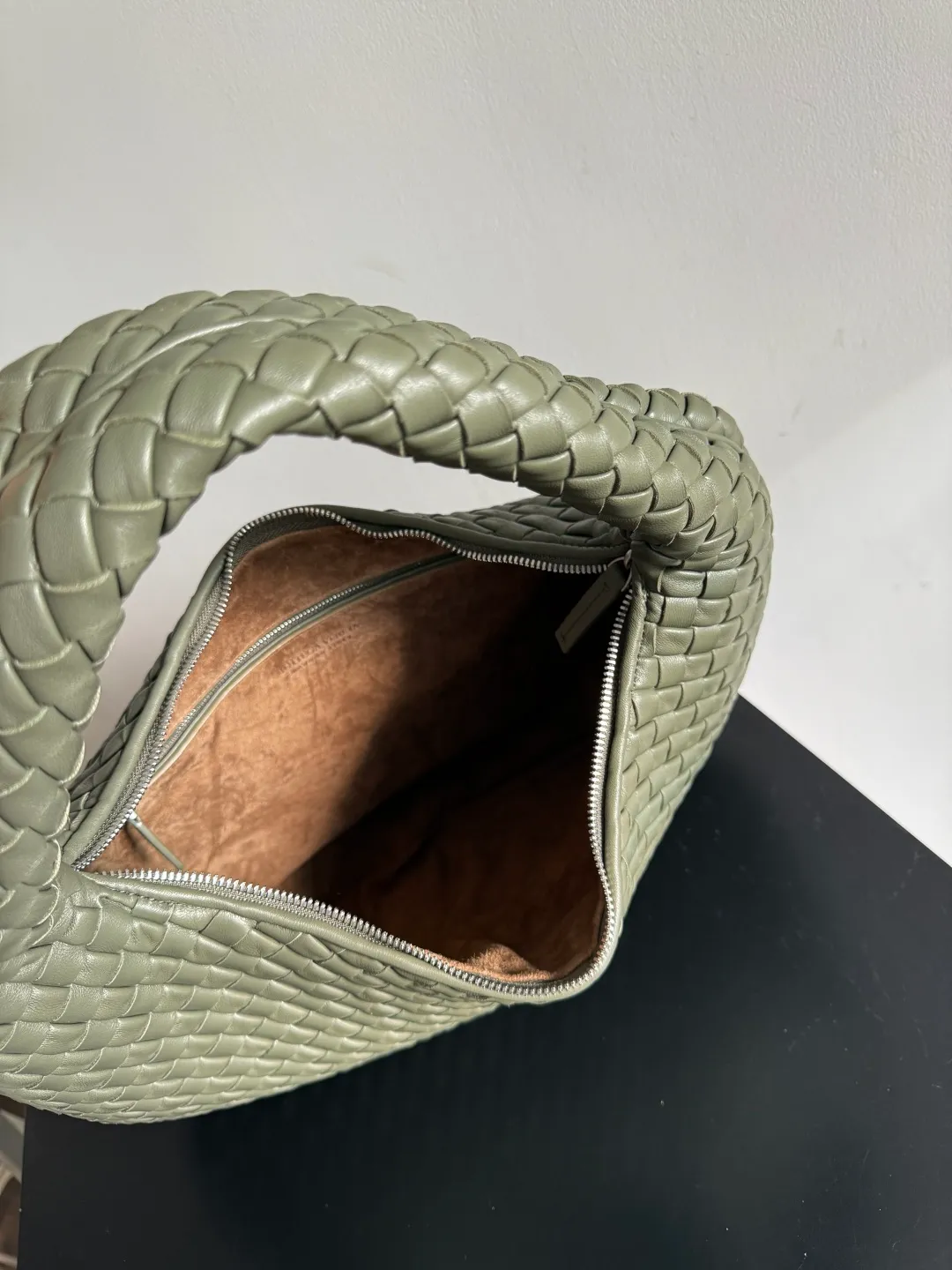 Batch 2120 BV Bottega Veneta's new early spring women's shoulder bag. The soft and delicate Hobo bag has been shipped! Many friends are waiting for this bag. It has a round shape and a large capacity. It can hold a 50-fold umbrella inside. Babies with a lot of daily items do not need to worry about the capacity of this bag. It is a practical bag for traveling and commuting. Although it is fluffy, it is soft and comfortable when carried on one shoulder. It has a modern and retro feel. Model No.: 856737 Size: 44*28*5cm